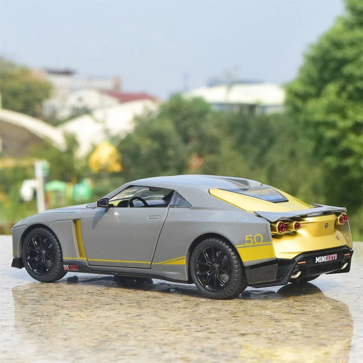 Nissan 2018 GT-R50 van Italdesign grijs 1:24 – diecast displaymodel