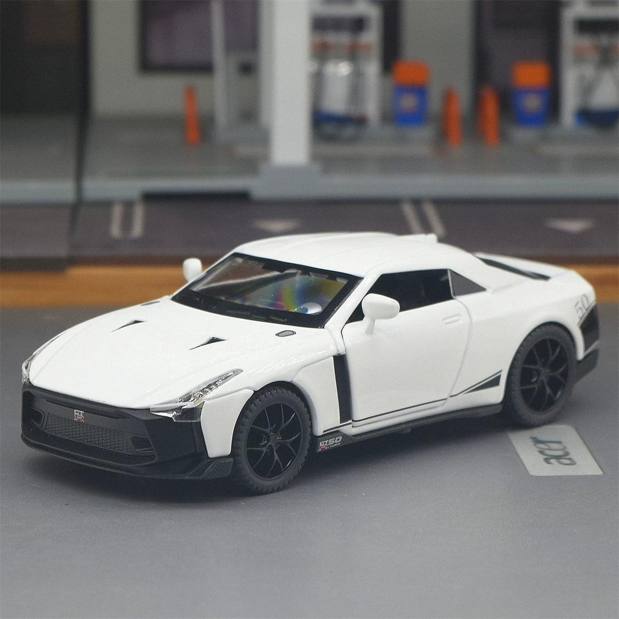 Nissan 2018 GT-R50 från Italdesign vit 1:32 – pressgjuten visningsmodell