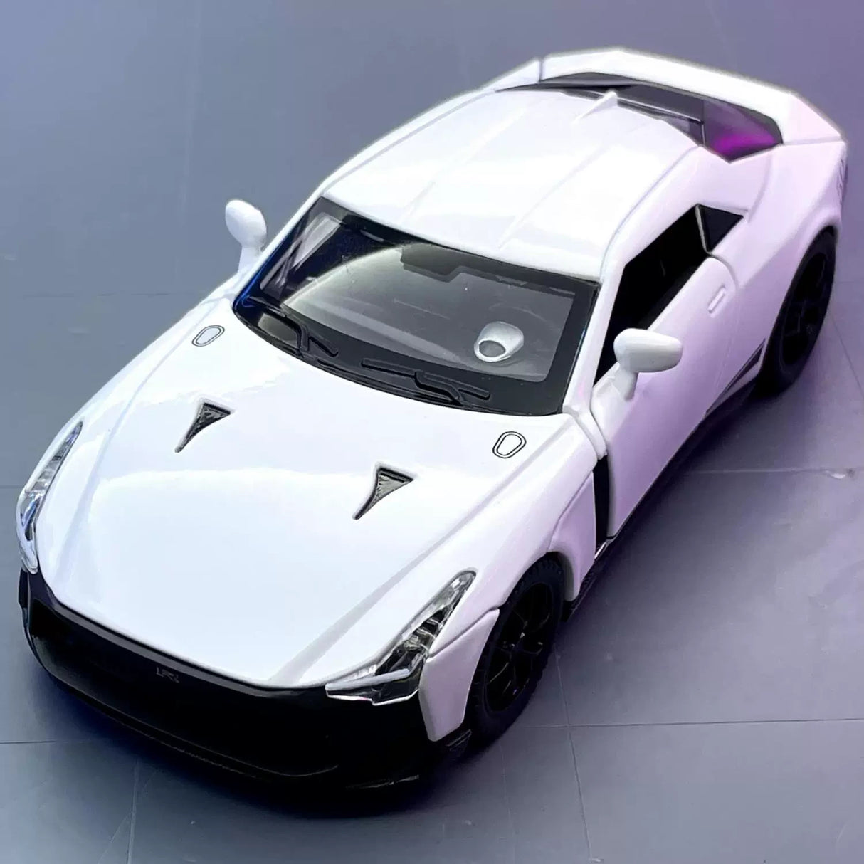 Nissan 2018 GT-R50 från Italdesign vit 1:32 – pressgjuten visningsmodell