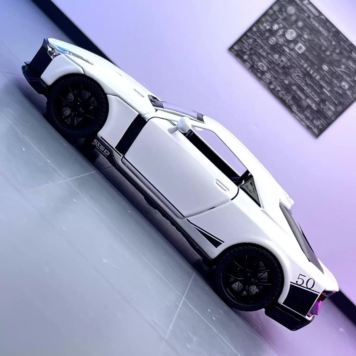 Nissan 2018 GT-R50 från Italdesign vit 1:32 – pressgjuten visningsmodell