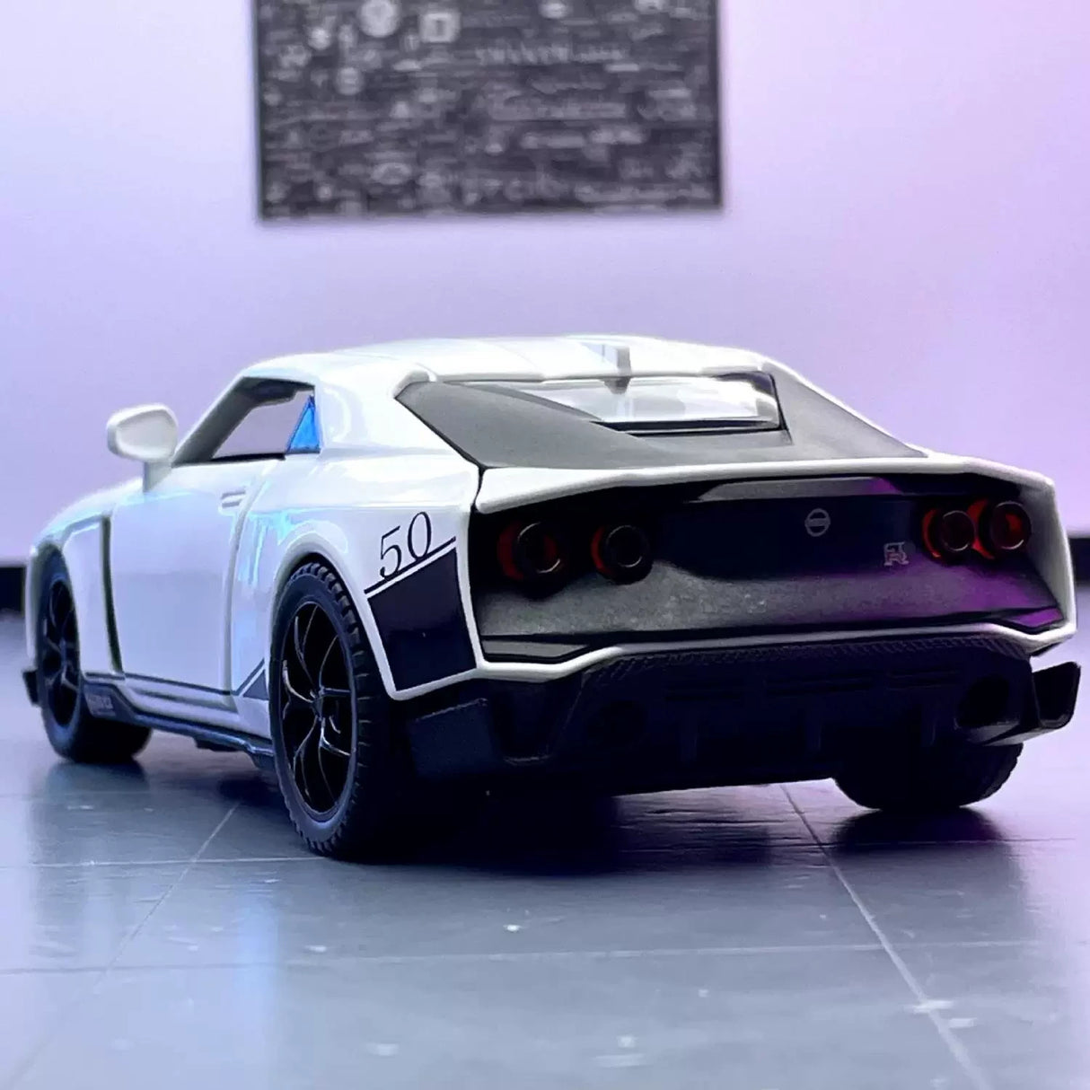 Nissan 2018 GT-R50 från Italdesign vit 1:32 – pressgjuten visningsmodell