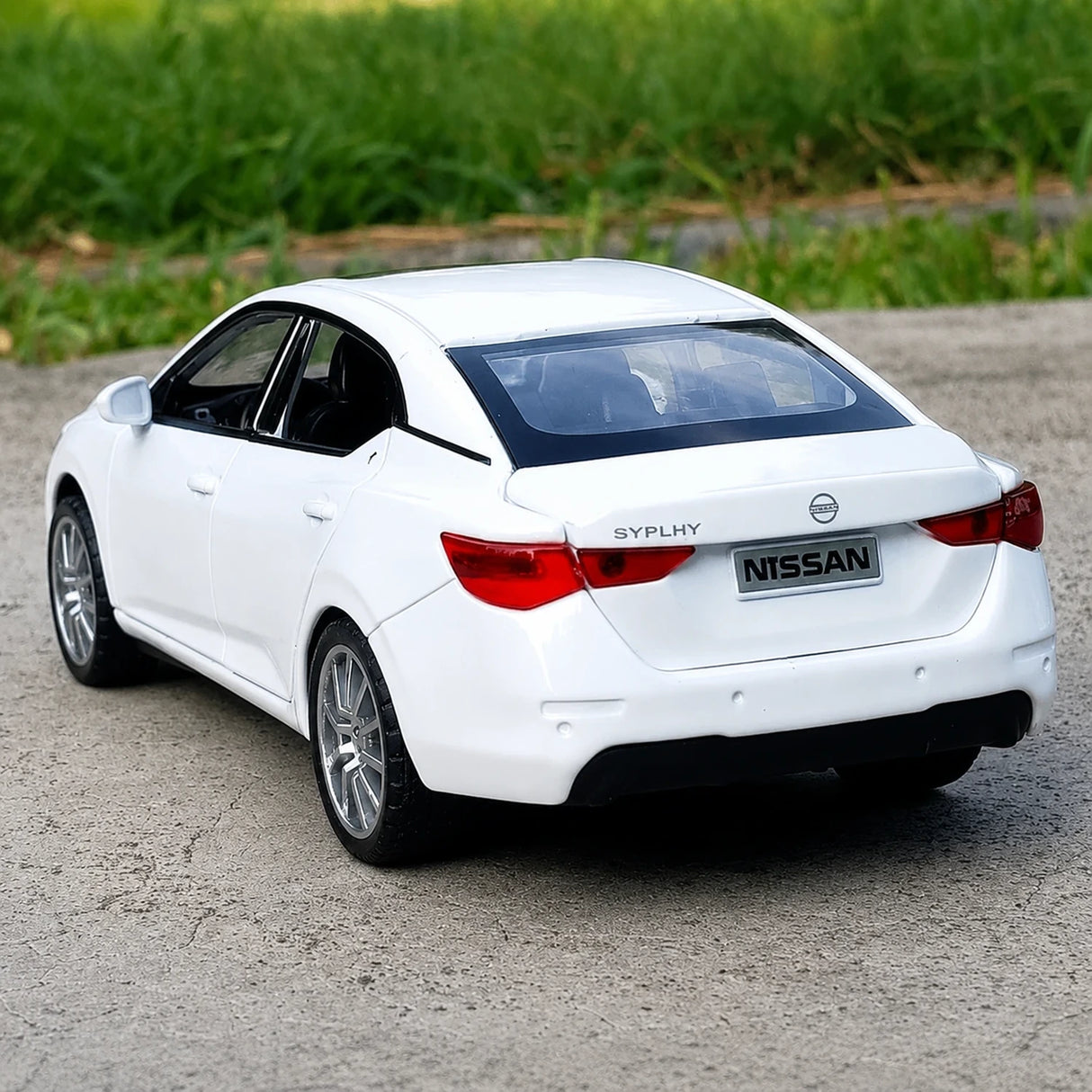 Nissan 2020 Sylphy White 1:32 – Druckguss-Display-Modell in Druckguss