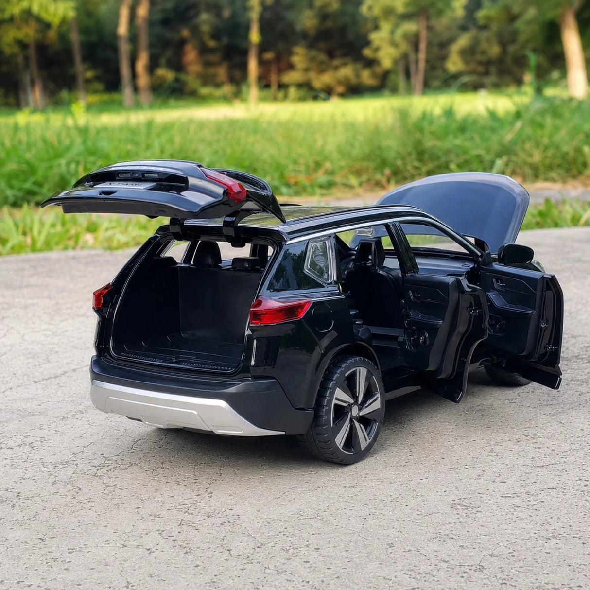Nissan 2021 X-Trail svart 1:32 – pressgjuten visningsmodell