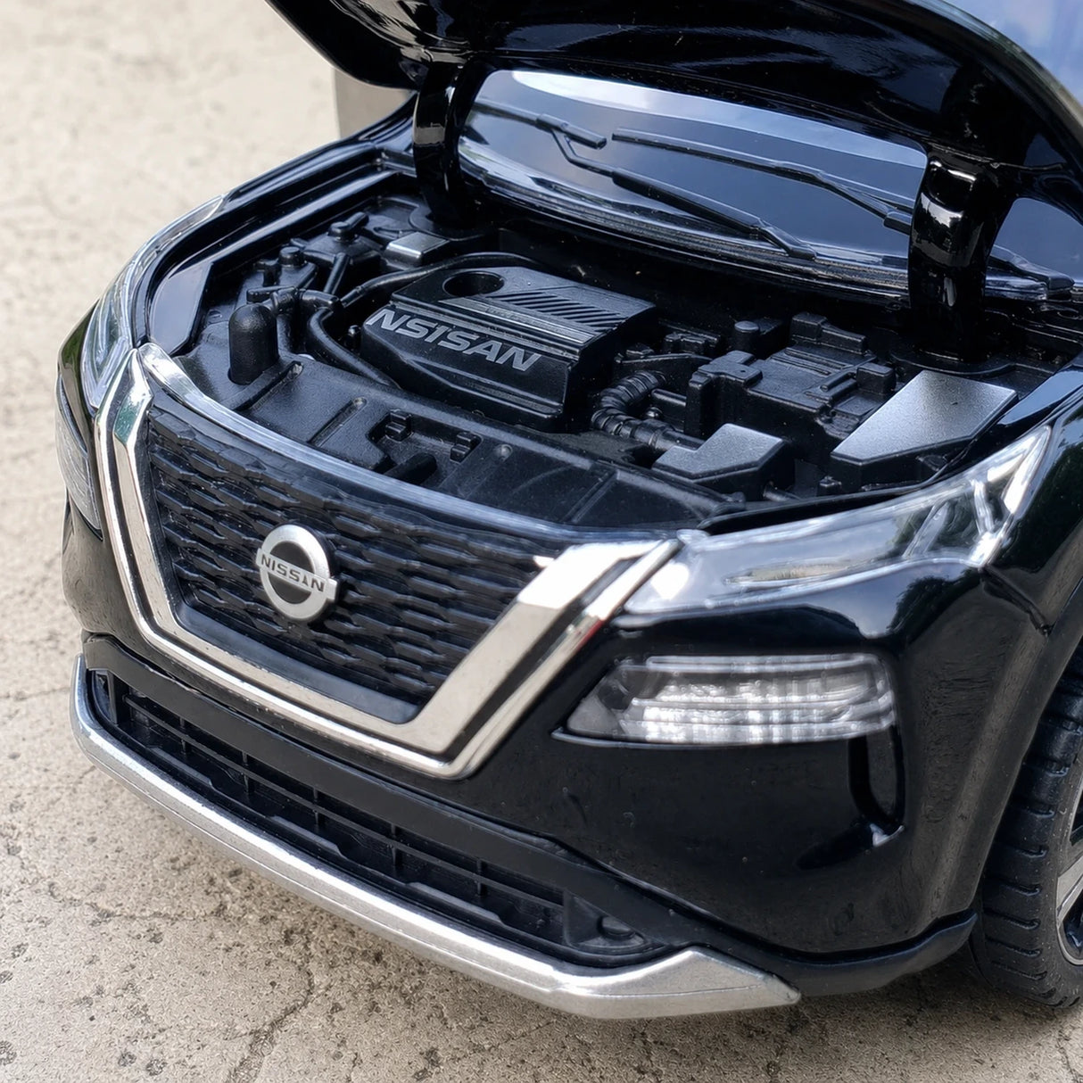 Nissan 2021 X-Trail svart 1:32 – pressgjuten visningsmodell