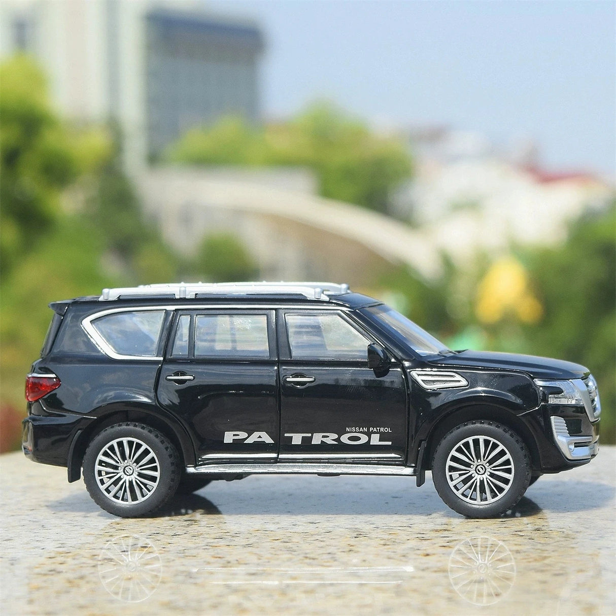 Nissan 2022 Patrol Y62 Black 1:32 – Druckguss-Display-Modell in Druckguss