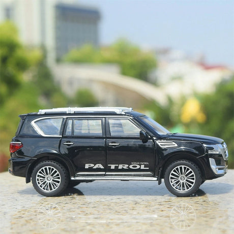 Nissan 2022 Patrol Y62 Black 1:32 – Druckguss-Display-Modell in Druckguss
