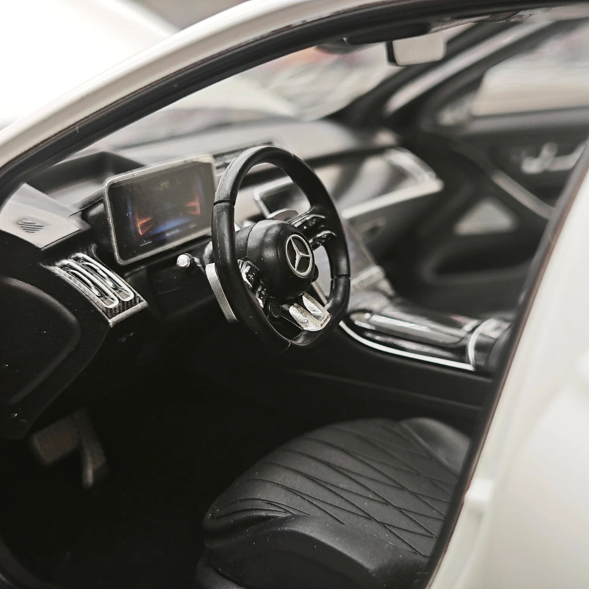 NZG Mercedes-AMG 2023 S 63 E 퍼포먼스 V223 오팔리스 화이트 1:18 – 수집용 다이캐스트 모델 다이캐스트