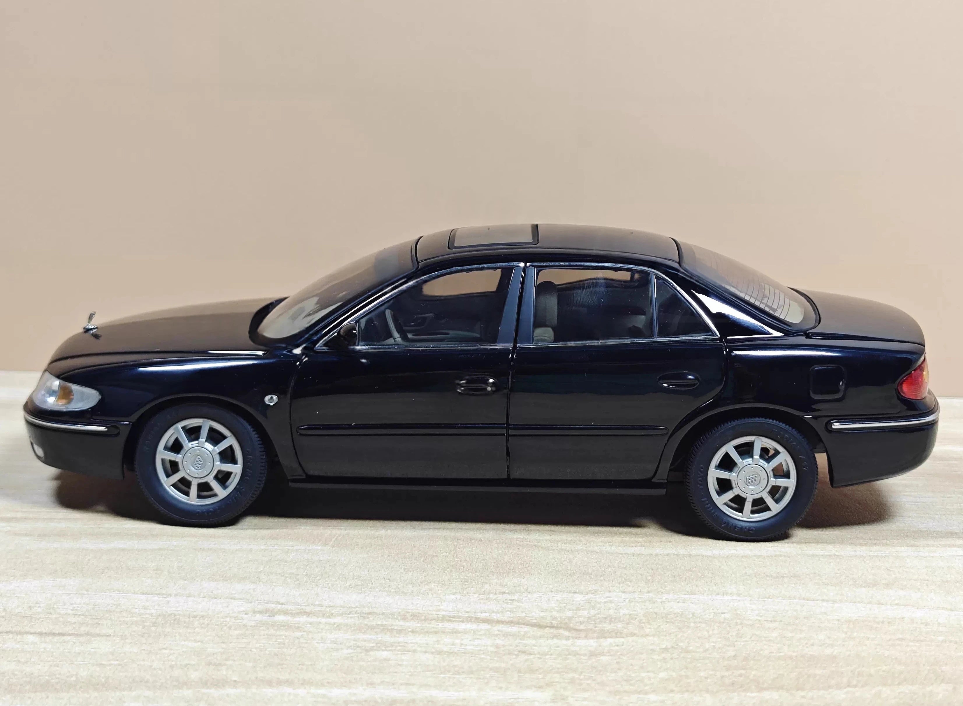 [OEM] 1:18 Buick 1997 Regal Black Model Car Die-Cast