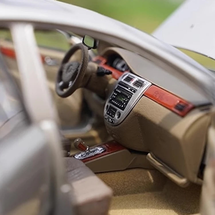 [OEM] 1:18 Buick 2003 Excelle Silver Model Car Die-Cast