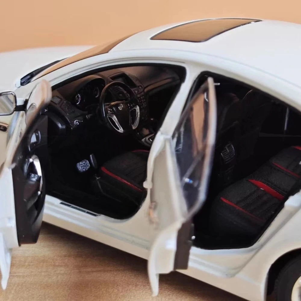 [OEM] 1:18 Buick 2014 Regal GS White Model Car Die-Cast