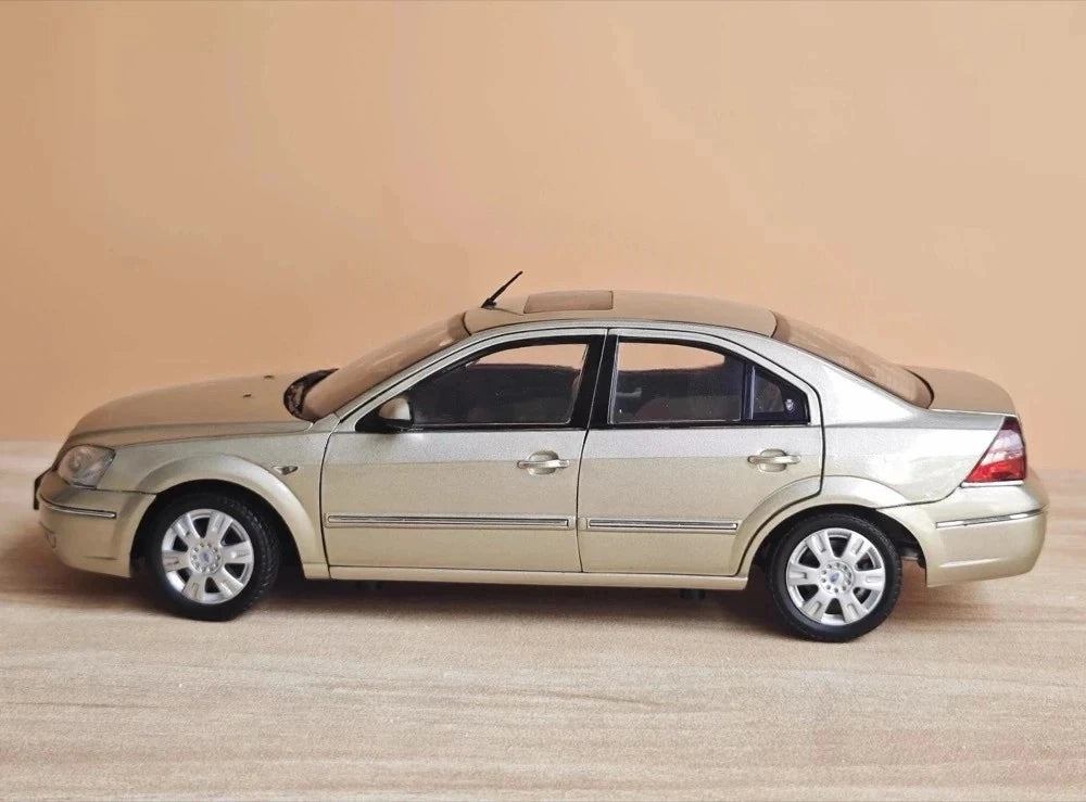 [OEM] 1:18 Ford 2000 Mondeo Gold Model Car Die-Cast