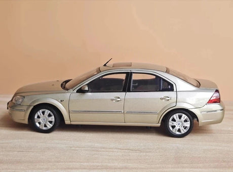 [OEM] 1:18 Ford 2000 Mondeo goud modelauto Die-Cast