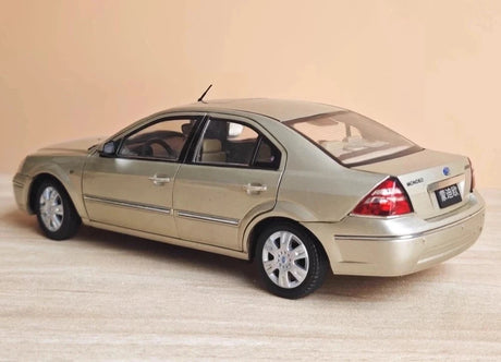 [OEM] 1:18 Ford 2000 Mondeo goud modelauto Die-Cast