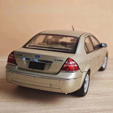 [OEM] 1:18 Ford 2000 Mondeo goud modelauto Die-Cast