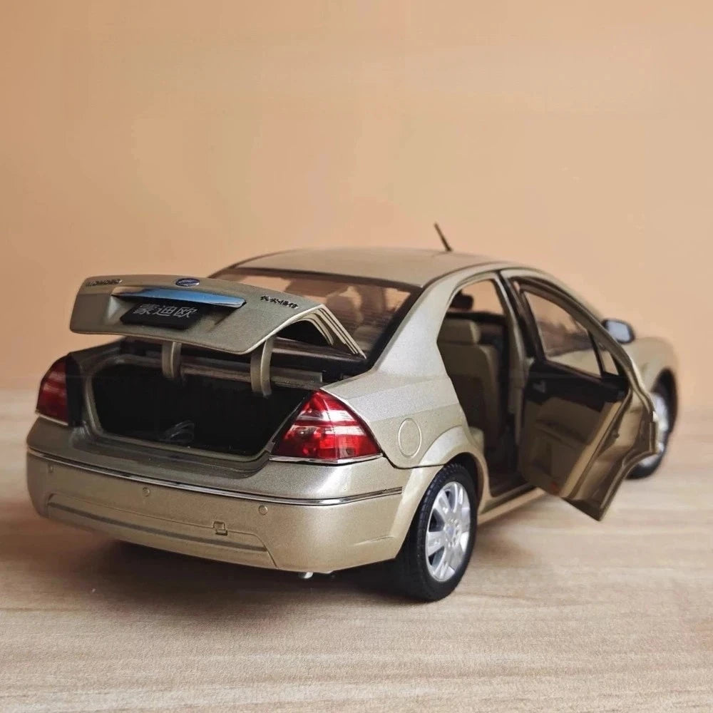 [OEM] 1:18 Ford 2000 Mondeo Gold Model Car Die-Cast