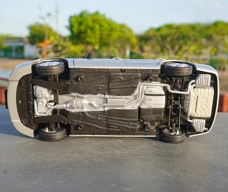 [OEM] 1:18 Ford 2000 Mondeo Silver Model Car Die-Cast