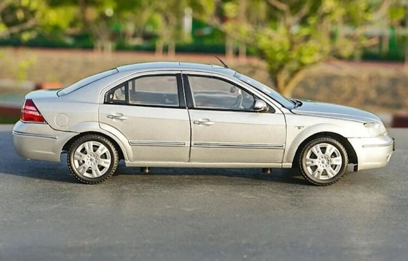 [OEM] 1:18 Ford 2000 Mondeo Silver Model Car Die-Cast