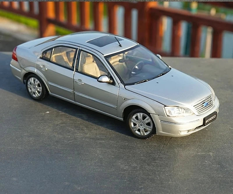 [OEM] 1:18 Ford 2000 Mondeo Silver Model Car Die-Cast