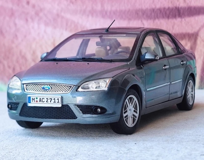 [OEM] 1:18 Ford 2005 Focus Gray Model Car Die-Cast
