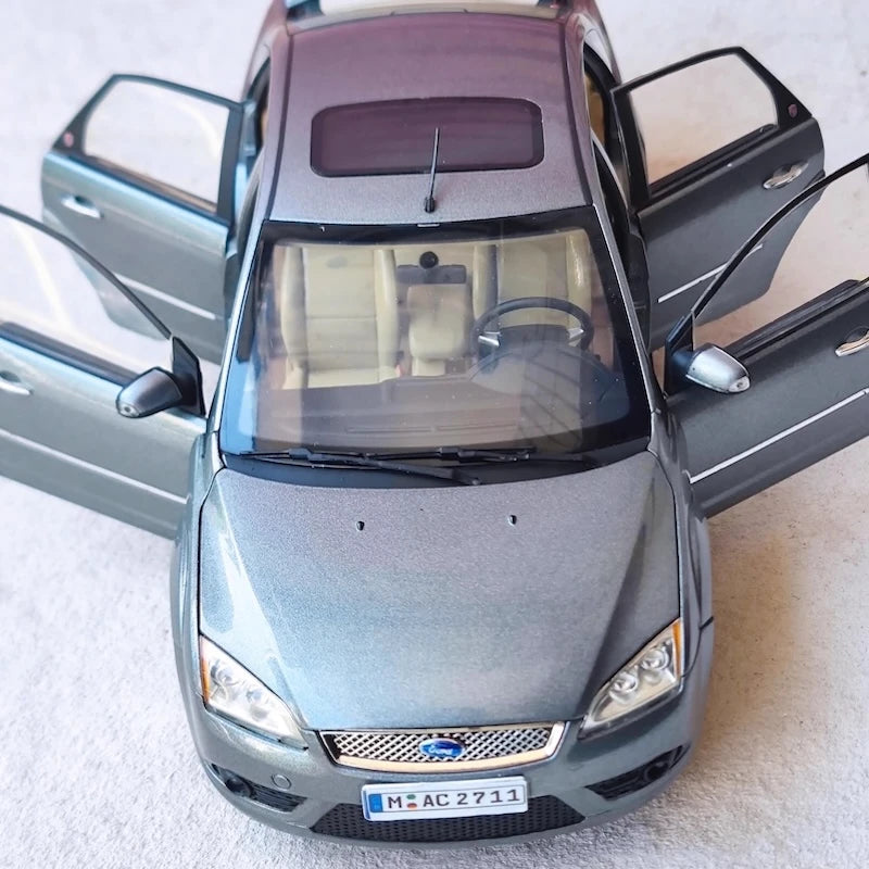 [OEM] 1:18 Ford 2005 Focus Gray Model Car Die-Cast