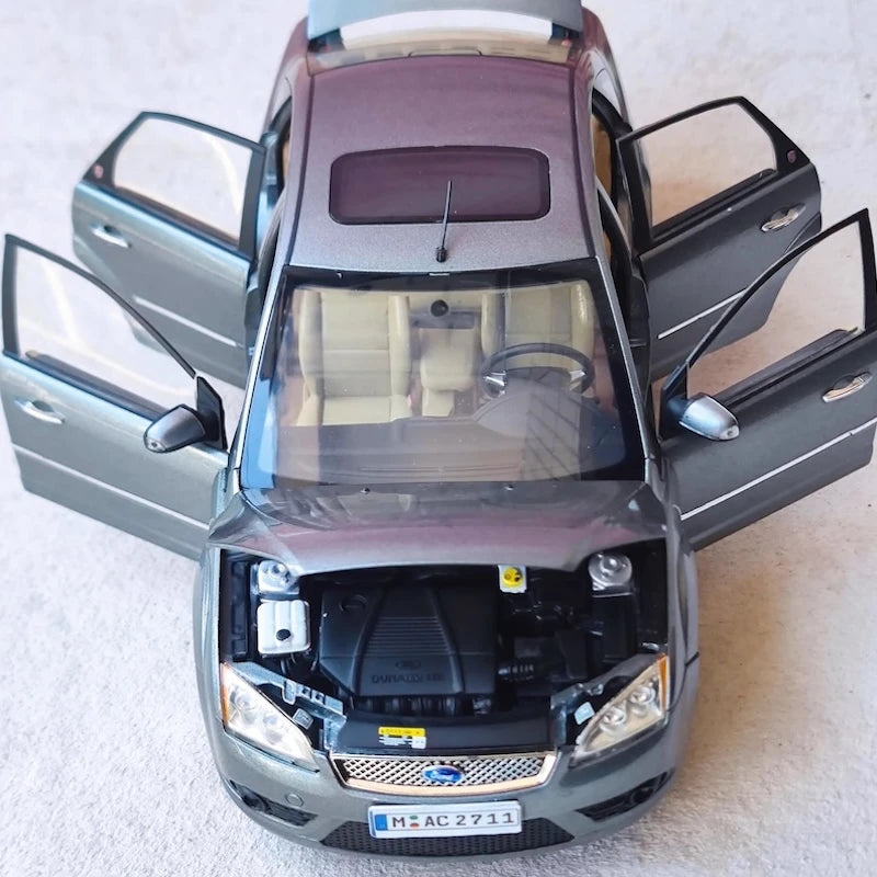 [OEM] 1:18 Ford 2005 Focus Gray Model Car Die-Cast