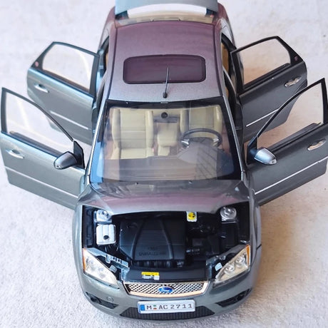[OEM] 1:18 Ford 2005 Focus Gray Model Car Die-Cast