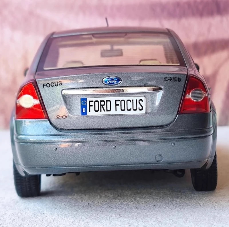 [OEM] 1:18 Ford 2005 Focus Gray Model Car Die-Cast