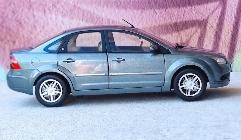 [OEM] 1:18 Ford 2005 Focus Gray Model Car Die-Cast