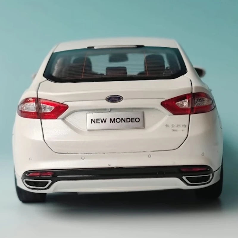 [OEM] 1:18 Ford 2012 Mondeo White Model Car Die-Cast