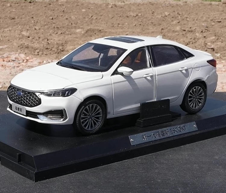 [OEM] 1:18 Ford 2022 Escort bianco modellino di auto Die-Cast