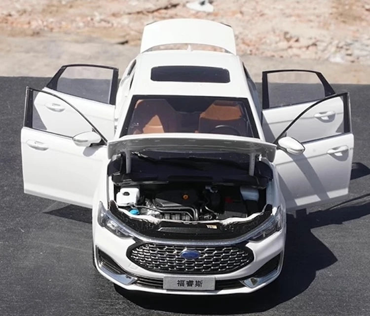 [OEM] 1:18 Ford 2022 Escort bianco modellino di auto Die-Cast