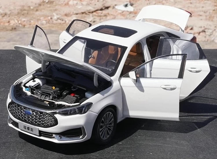 [OEM] 1:18 Ford 2022 Escort bianco modellino di auto Die-Cast