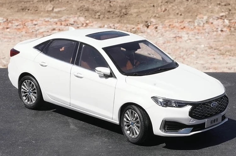 [OEM] 1:18 Ford 2022 Escort bianco modellino di auto Die-Cast