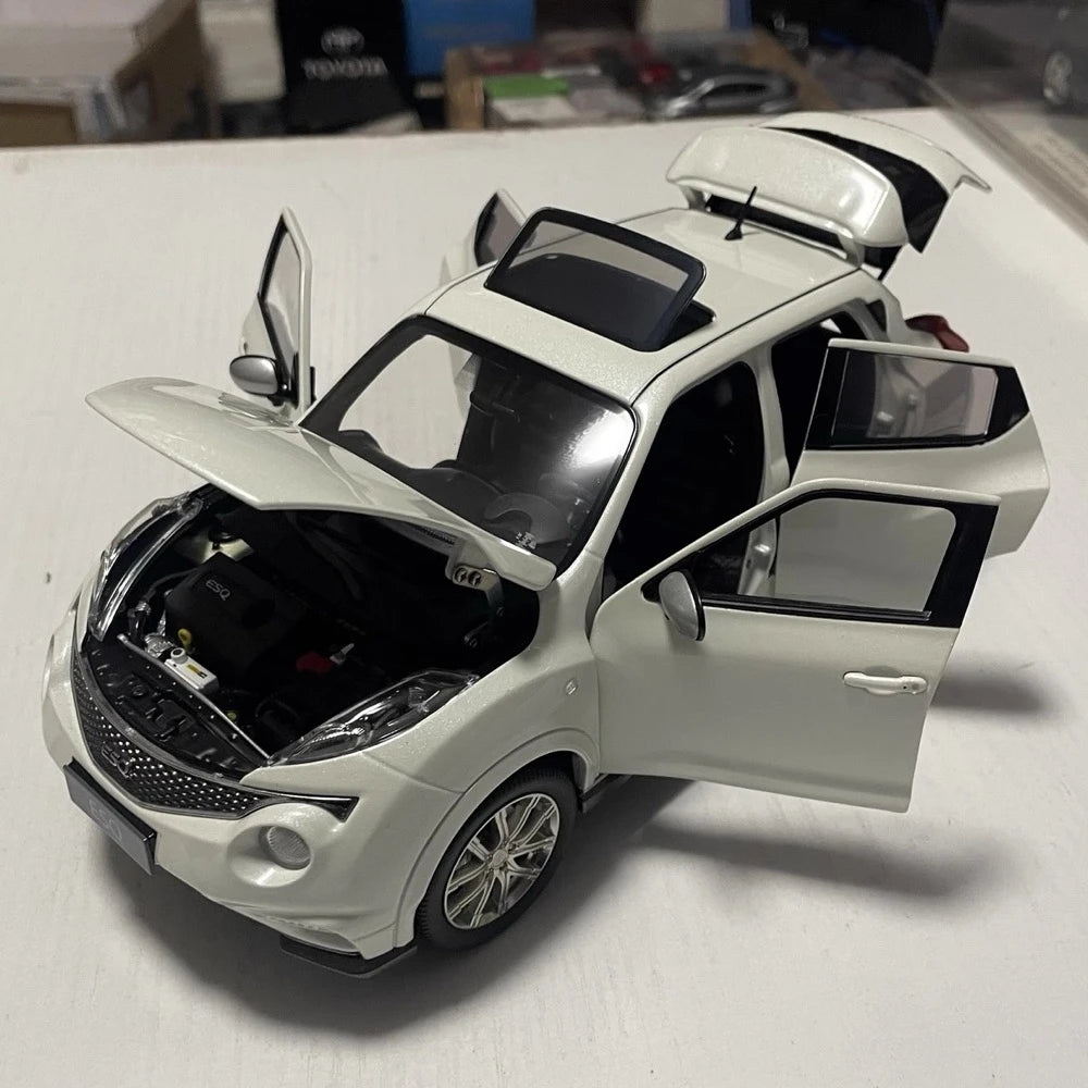 [OEM] 1:18 Infiniti 2015 ESQ White Model Car Die-Cast