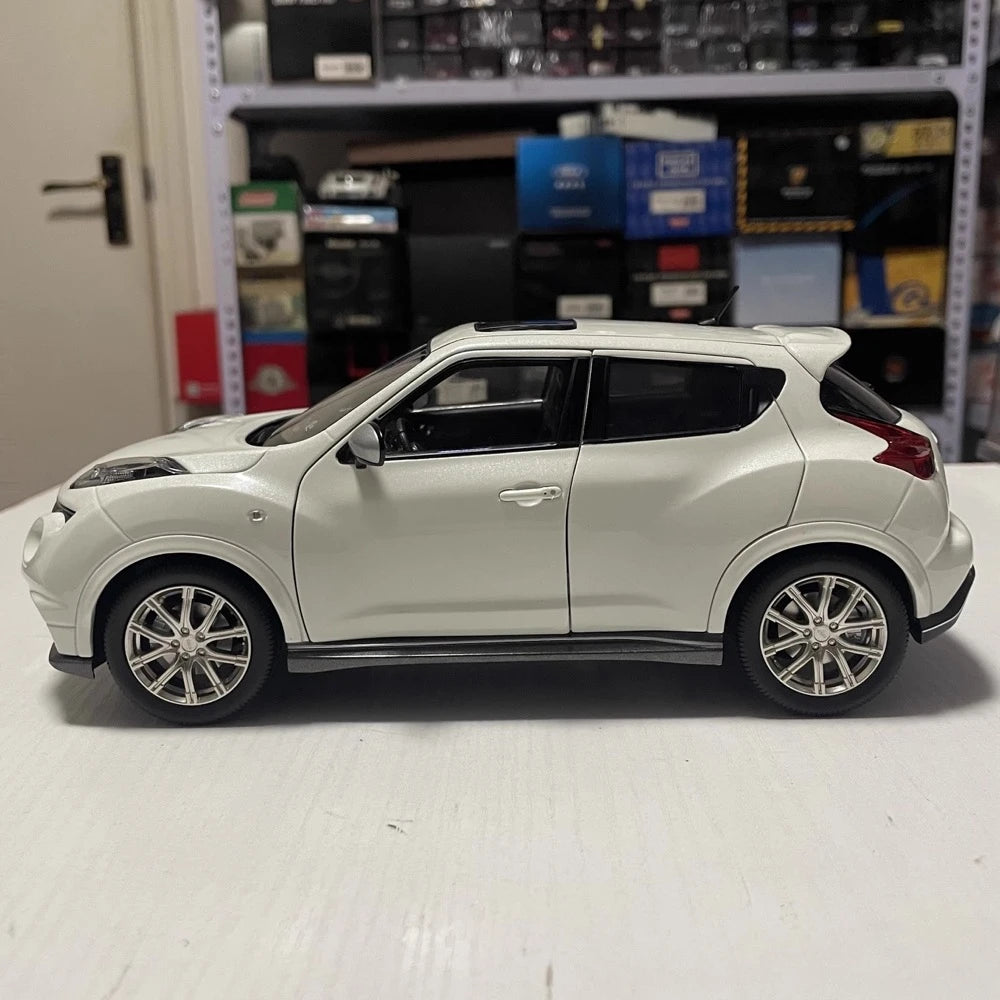[OEM] 1:18 Infiniti 2015 ESQ White Model Car Die-Cast