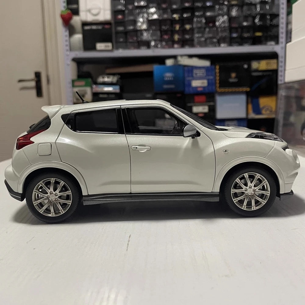[OEM] 1:18 Infiniti 2015 ESQ White Model Car Die-Cast