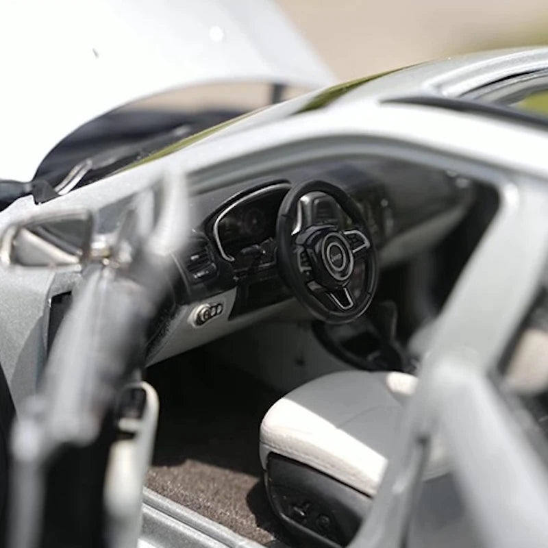 [OEM] 1:18 Jeep 2017 Compass Silver Model Car Die-Cast