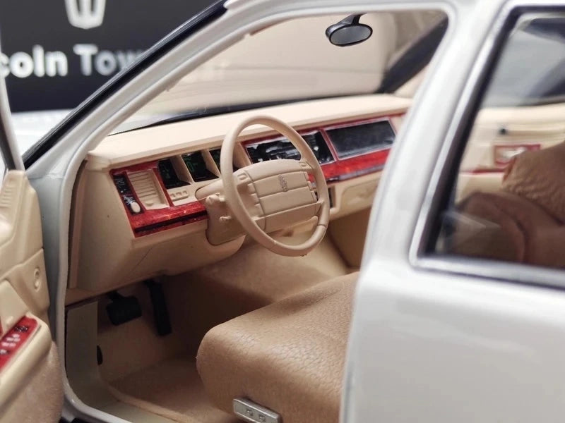 [OEM] 1:18 Lincoln 1990 Town White Model Car Die-Cast