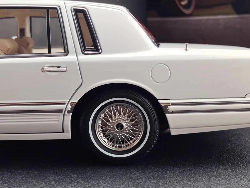 [OEM] 1:18 Lincoln 1990 Town White Model Car Die-Cast