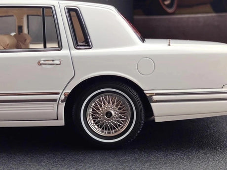 [OEM] 1:18 Lincoln 1990 Town White Model Car Die-Cast
