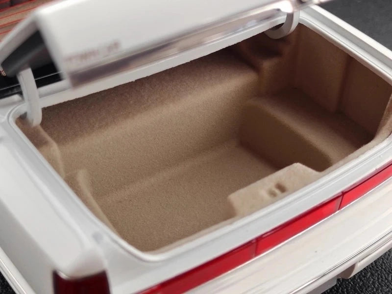 [OEM] 1:18 Lincoln 1990 Town White Model Car Die-Cast