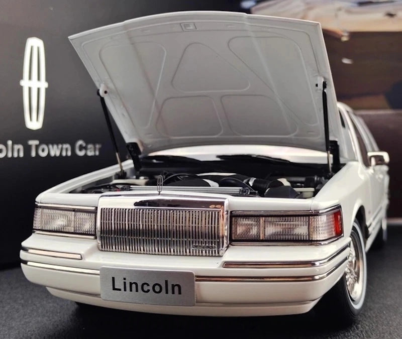 [OEM] 1:18 Lincoln 1990 Town White Model Car Die-Cast