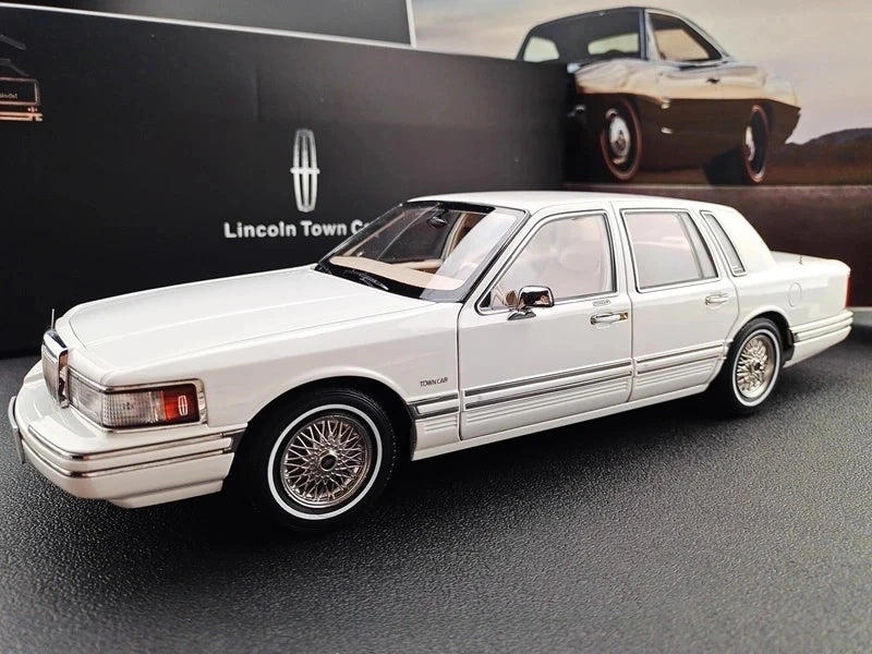 [OEM] 1:18 Lincoln 1990 Town White Model Car Die-Cast