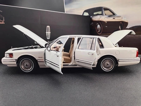 [OEM] 1:18 Lincoln 1990 Town White Model Car Die-Cast