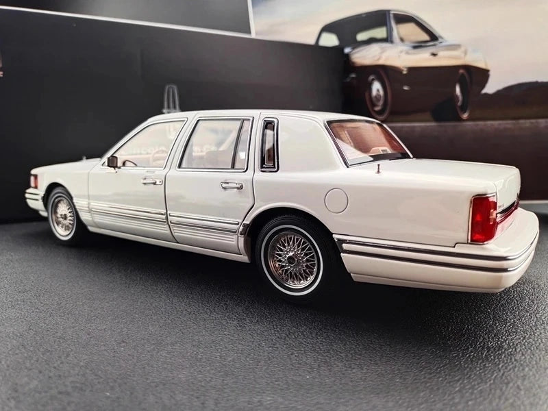 [OEM] 1:18 Lincoln 1990 Town White Model Car Die-Cast