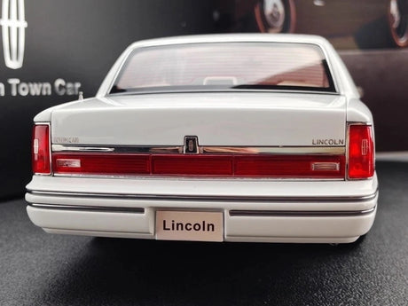 [OEM] 1:18 Lincoln 1990 Town White Model Car Die-Cast
