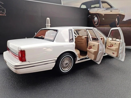 [OEM] 1:18 Lincoln 1990 Town White Model Car Die-Cast