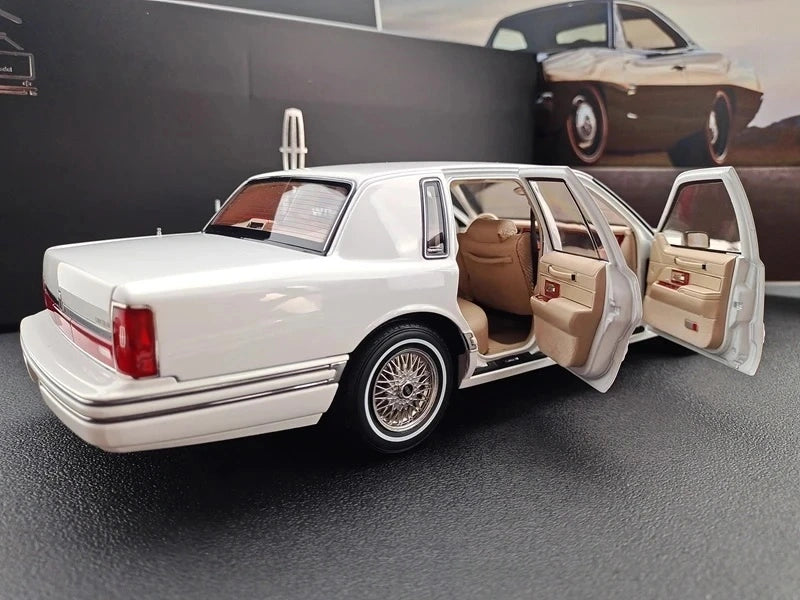 [OEM] 1:18 Lincoln 1990 Town White Model Car Die-Cast