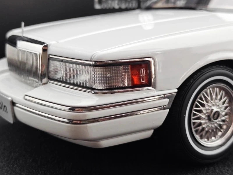 [OEM] 1:18 Lincoln 1990 Town White Model Car Die-Cast