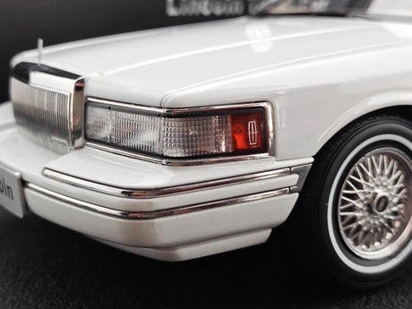 [OEM] 1:18 Lincoln 1990 Town White Model Car Die-Cast